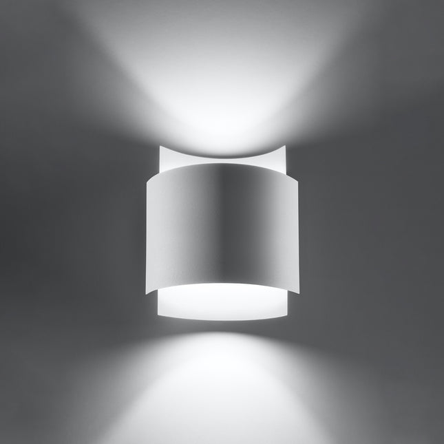 Applique Double Arc blanche allumée, double halo de lumière projeté vers le haut et le bas