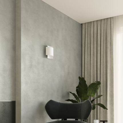 Détail de la courbe en métal blanc mat de l'applique murale Double Arc