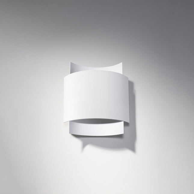 Applique murale Double Arc blanche vue de face, courbe en métal sur fond gris clair