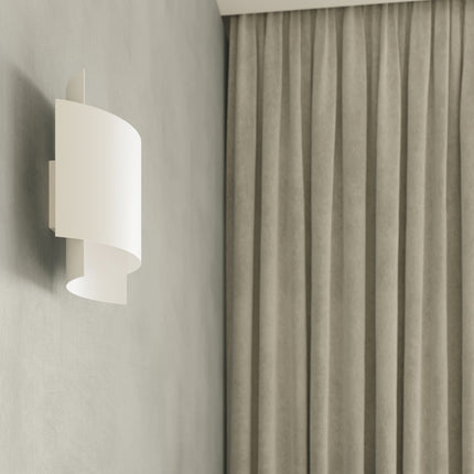 Applique murale Double Arc en métal blanc vue de trois quarts, jeu d'ombres sur le mur