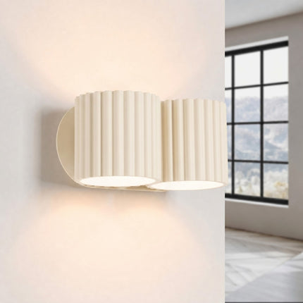 Applique Murale Double Aura beige clair allumée, quatre faisceaux vers le haut et le bas