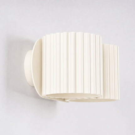 Applique Murale Double Aura beige clair sur fond coloré, vue de trois quarts