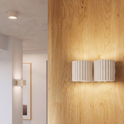 Applique Murale Double Aura beige clair dans un couloir clair