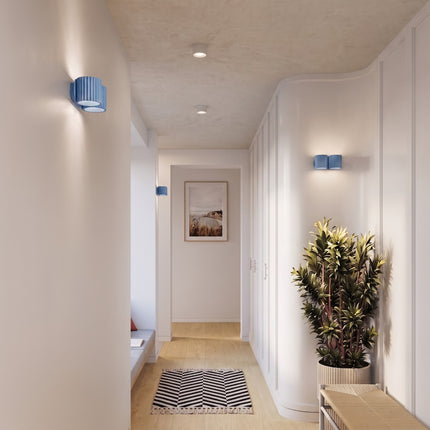 Applique Murale Double Aura bleu ciel dans un salon contemporain