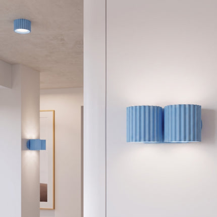 Applique Murale Double Aura bleu ciel dans un couloir clair