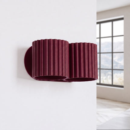 Applique Murale Double Aura bordeaux, vue en situation sur un mur clair