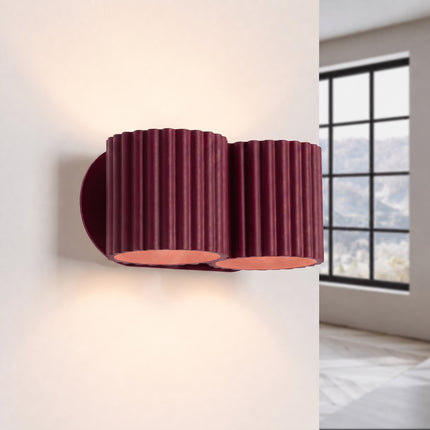 Applique Murale Double Aura bordeaux allumée, quatre faisceaux vers le haut et le bas