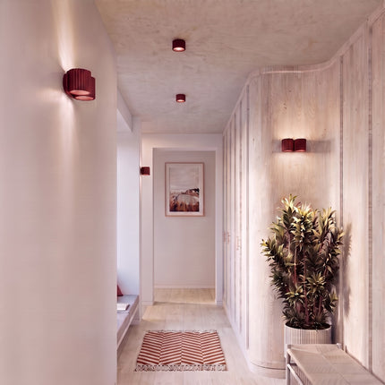 Applique Murale Double Aura bordeaux dans un salon contemporain