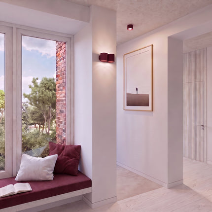 Applique Murale Double Aura bordeaux près d'une tête de lit