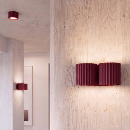 Applique Murale Double Aura bordeaux dans un couloir clair