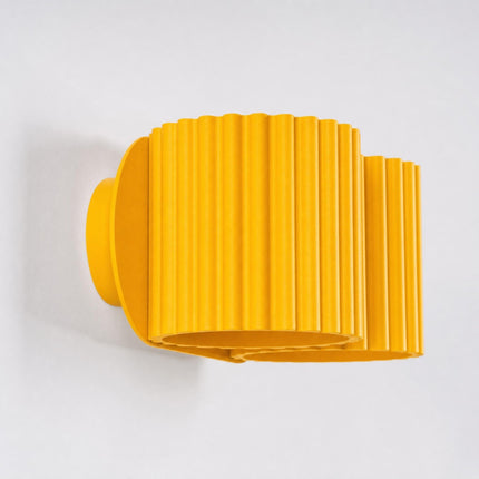 Applique Murale Double Aura jaune sur fond coloré, vue de trois quarts