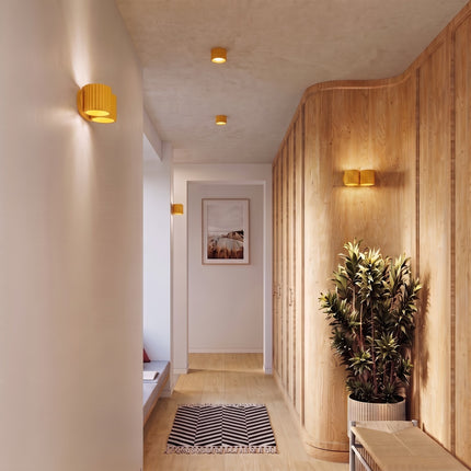 Applique Murale Double Aura jaune dans un salon contemporain