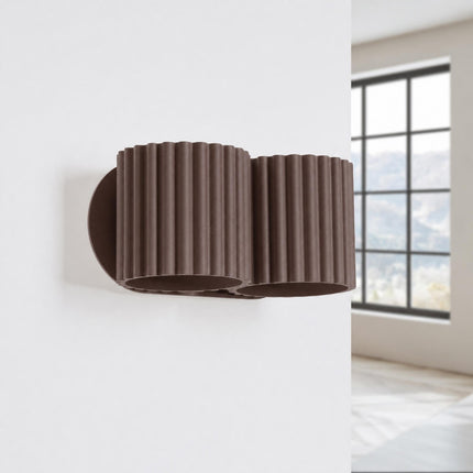 Applique Murale Double Aura marron chocolat, vue en situation sur un mur clair