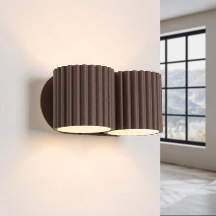 Applique Murale Double Aura marron chocolat allumée, quatre faisceaux vers le haut et le bas