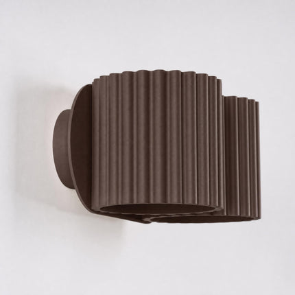 Applique Murale Double Aura marron chocolat sur fond coloré, vue de trois quarts