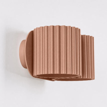 Applique Murale Double Aura Aluminium Cannelé Moka, vue sur fond coloré