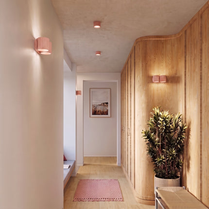 Applique Murale Double Aura pêche dans un salon contemporain