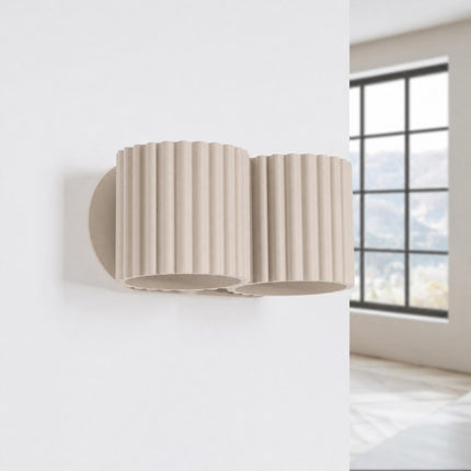 Applique Murale Double Aura taupe, vue en situation sur un mur clair