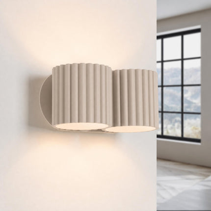 Applique Murale Double Aura taupe allumée, quatre faisceaux vers le haut et le bas