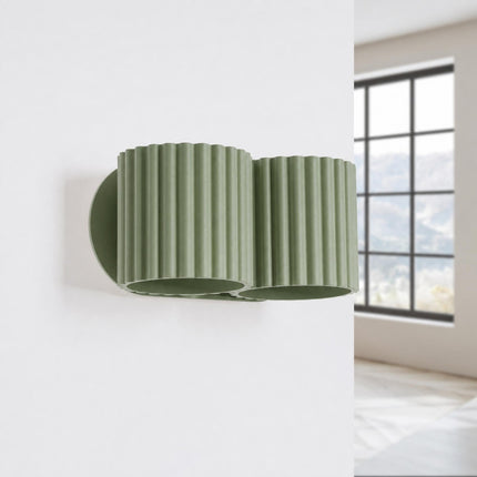 Applique Murale Double Aura vert olive, vue en situation sur un mur clair