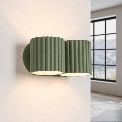 Applique Murale Double Aura vert olive allumée, quatre faisceaux vers le haut et le bas