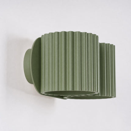 Applique Murale Double Aura vert olive sur fond coloré, vue de trois quarts