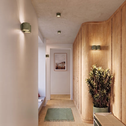 Applique Murale Double Aura vert olive dans un salon contemporain