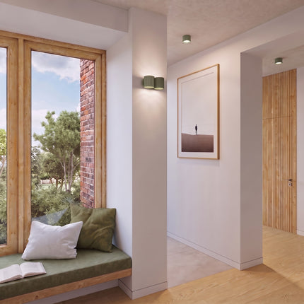 Applique Murale Double Aura vert olive près d'une tête de lit