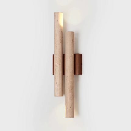 Applique murale double en travertin beige et bois, deux tubes verticaux, vue de face sur fond blanc