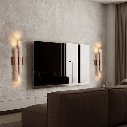 Paire d'appliques en travertin de part et d'autre d'un écran dans un salon aux murs béton