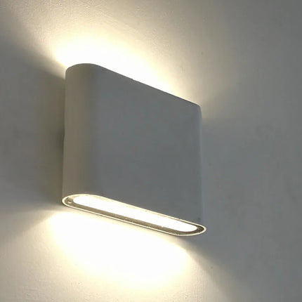 Applique murale LED étanche installée sur une façade extérieure