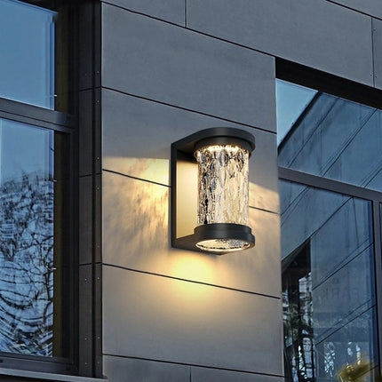 Applique murale extérieure cristal noire posée sur l'angle d'une façade grise moderne