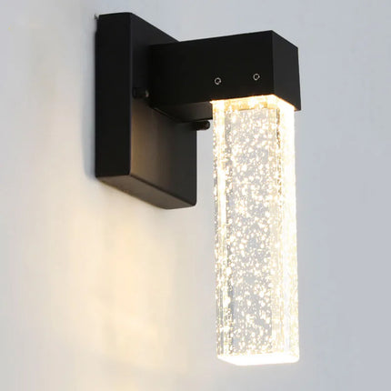 Applique murale extérieure noire au cristal à bulles fixée sur un mur clair vue en angle