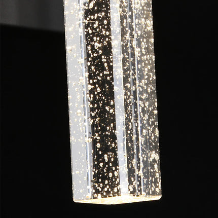 Gros plan du cristal à bulles illuminé montrant les bulles figées dans la matière