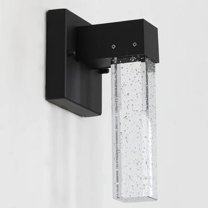 Applique murale extérieure en aluminium noir et cristal à bulles vue de trois quarts sur fond clair