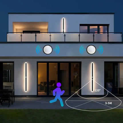 Applique murale extérieure LED à détecteur de mouvement éclairant la façade d'une maison la nuit