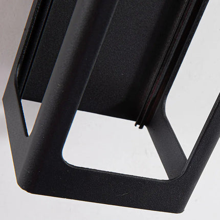 Détail de la base ajourée de l'applique extérieure noire en aluminium mat