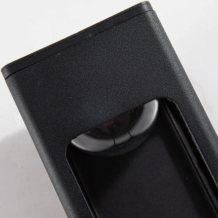 Gros plan sur l'optique interne de l'applique extérieure LED noire dans son cadre ajouré