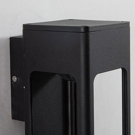 Détail de la partie supérieure de l'applique extérieure noire, aluminium mat et vis de fixation