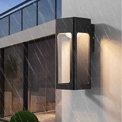 Applique extérieure noire fixée sur une façade sous la pluie, éclairage haut et bas