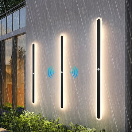 Trois appliques murales extérieures LED noires résistant à la pluie sur un mur en béton