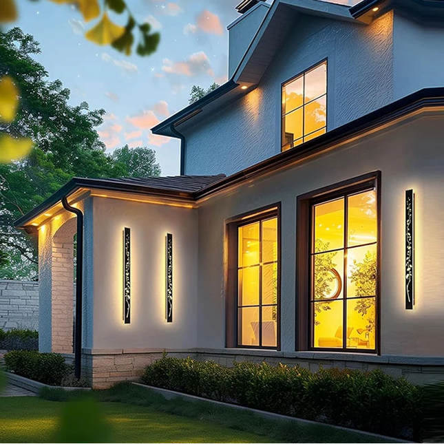 Appliques murales extérieures noires LED installées sur la façade d'une maison au crépuscule