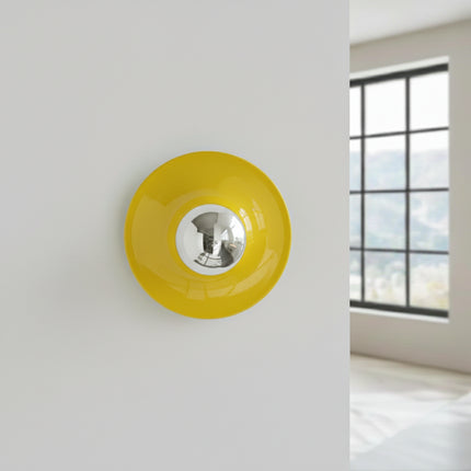Applique murale ronde en fer jaune vue de face