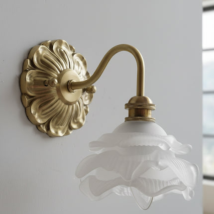 Détail de la rosace en laiton ciselé et de l'abat-jour en verre dépoli en forme de corolle