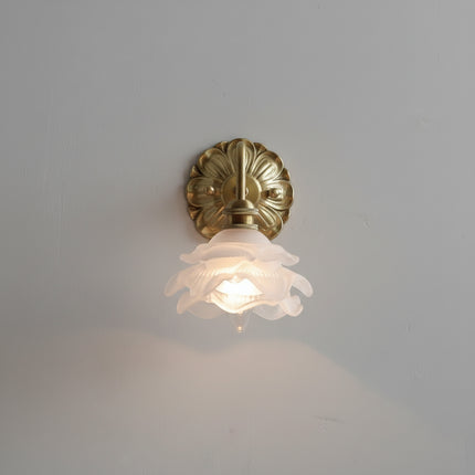 Applique murale fleur allumée, halo doux diffusé par l'abat-jour en verre dépoli satiné