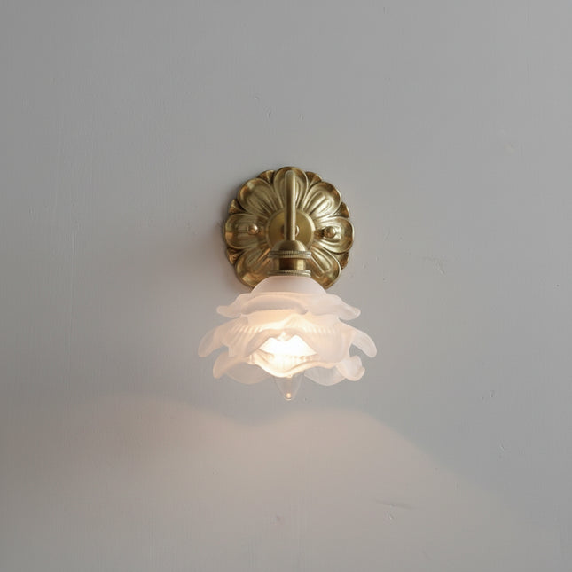 Applique murale fleur allumée, halo doux diffusé par l'abat-jour en verre dépoli satiné