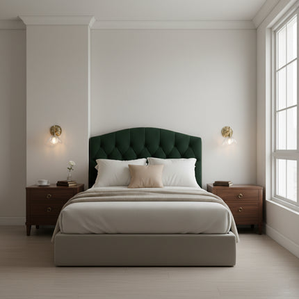 Deux appliques murales fleur en verre transparent de part et d'autre d'une tête de lit vert velours