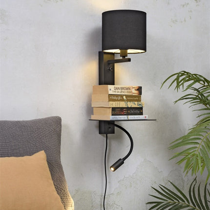 Applique murale florence noire avec étagère et lampe de lecture, installée au mur dans un intérieur, ambiance tête de lit