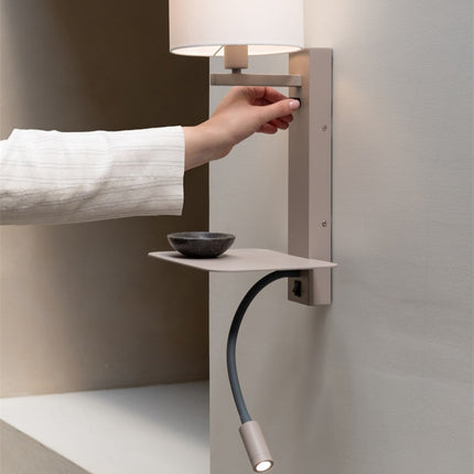 Applique murale florence avec lampe de lecture sable et blanc, installée au mur dans un intérieur, ambiance chevet lumineux