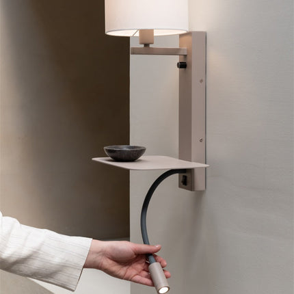 Applique murale florence avec lampe de lecture sable et blanc, installée au mur dans un intérieur, ambiance chevet lumineux